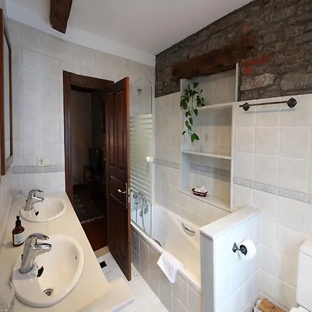 Casa De Aldea La Pumariega